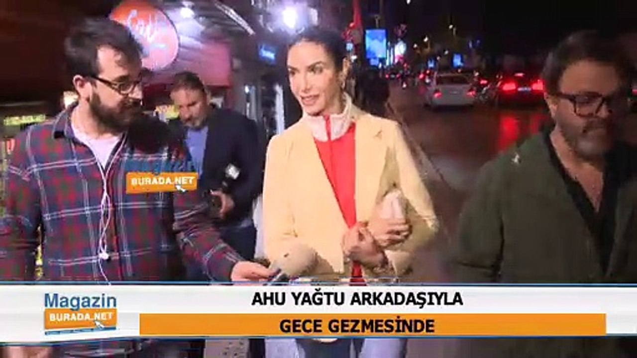 Ahu Yağtu arkadaşıyla gece gezmesinde!