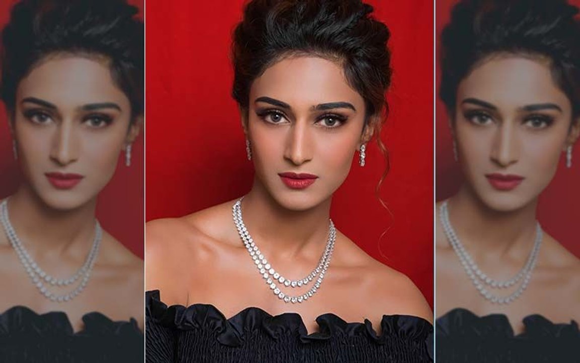 Erica Fernandes is sexy in black at Gold Awards 2019