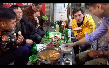 Vietnam'ın İlginç Sokak Yemekleri Deniyoruz - Pirinç Şarabı İçirdiler!