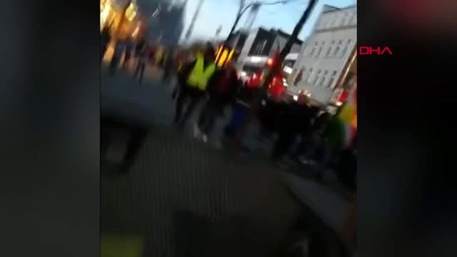 Almanya'da terör destekçileri ile türk vatandaşlarının karşı karşıya gelmesini polis önledi.