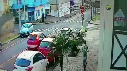 Impressionante: vídeo mostra criança sendo atropelada no Bairro Tropical