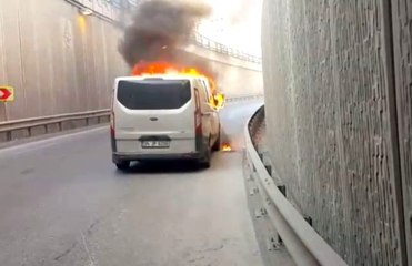 Ticari minibüs alev alev yandı