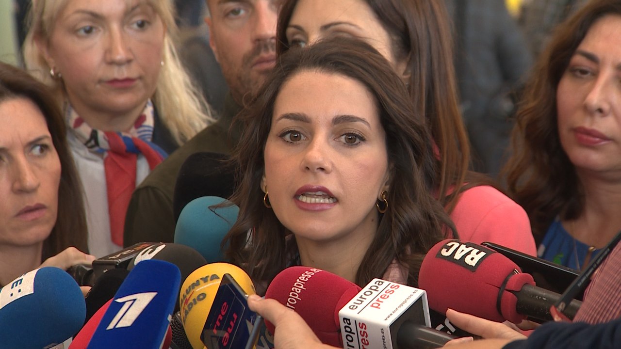 Arrimadas pide a Sánchez que tome medidas contra el "tsumani totalitario"