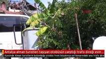 Antalya alman turistleri taşıyan otobüsün çarptığı trafo direği evin üzerine devrildi