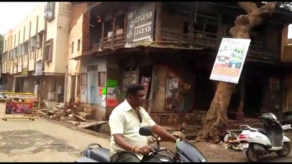 Dilapidated building in India collapses yards from motorists driving by