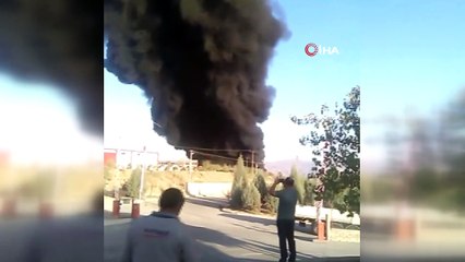 Elazığ'daki fabrika yangınını söndürme çalışmaları sürüyor