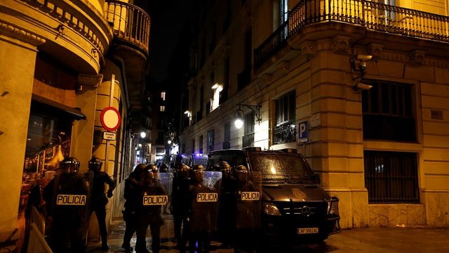 Protestos em Barcelona acabam em confrontos com a polícia