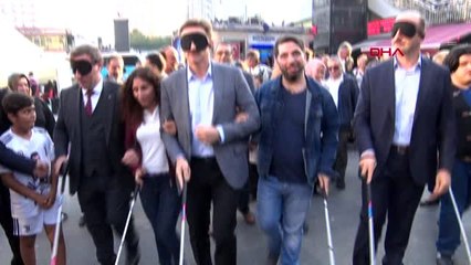 İstanbul farkındalık için gözleri kapalı yürüdüler