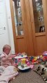 Ce bébé danse sur la musique de ses jouets ! Grosse teuf !