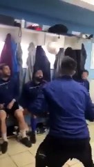 Toute l'équipe de foot fait des têtes dans les vestiaires sans fin !