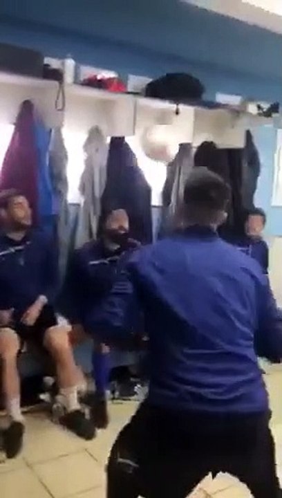Toute l'équipe de foot fait des têtes dans les vestiaires sans fin !