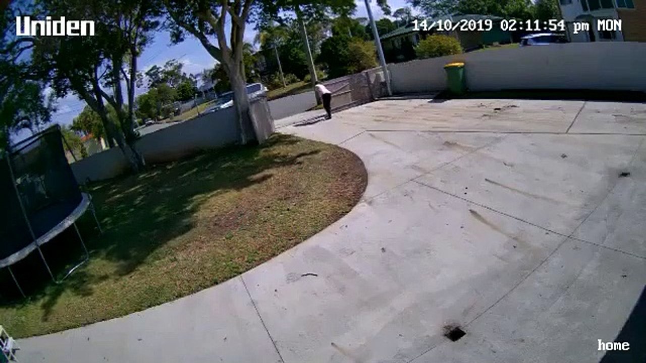 Porté par le vent, le portail se referme sur cette femme !