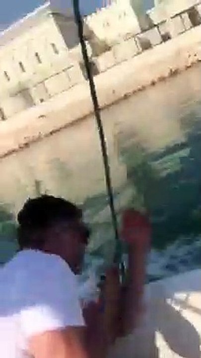 Wakeboard : il lâche le palonnier qui revient dans le bateau !