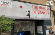 Banksy : Entre mystères et pochoirs, l’artiste se dévoile dans son exposition parisienne
