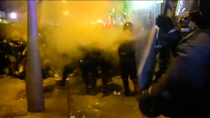 Скачать видео: Los Mossos vuelven a cargar contra los manifestantes que tratan de romper el cordón policial en Barcelona