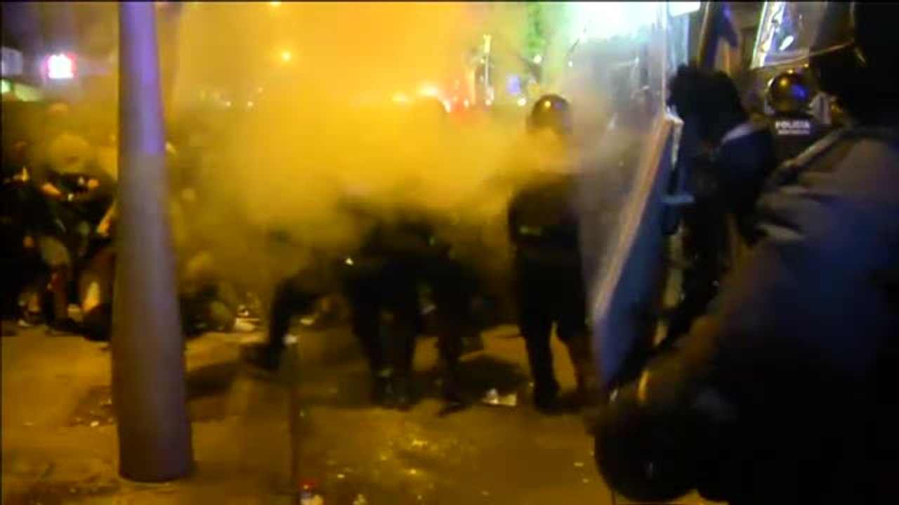 Los Mossos vuelven a cargar contra los manifestantes que tratan de romper el cordón policial en Barcelona