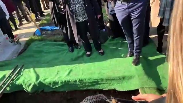 Le grand-père organise une blague lors de ses propres funérailles et fait éclater de rire tous ses proches