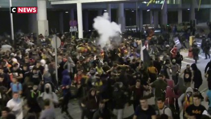 下载视频: Catalogne : violents heurts à Barcelone après la condamnation de leaders indépendantistes