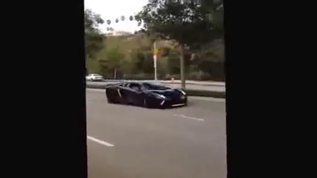 Ce conducteur de Lamborghini n'aurait pas dû ennuyer les habitants de ce quartier avec son bruit de moteur...