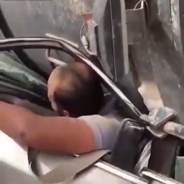 Un automobiliste très chanceux se sort indemne d'une fâcheuse situation