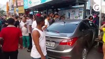 Carro invade ponto de ônibus em Laranjeiras