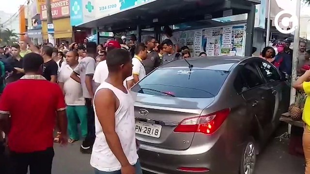 Carro invade ponto de ônibus em Laranjeiras