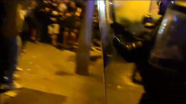 Al menos 3 detenidos en la batalla campal en que ha derivado la concentración ante Delegación del Gobierno en Barcelona