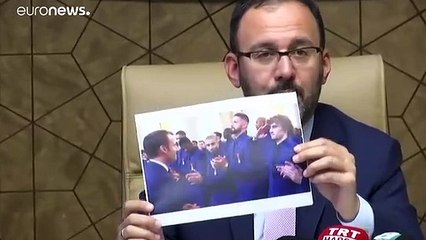 ناد ألماني يطرد لاعبا تركيا بسبب "التحية" ووزير الرياضة التركي يدافع عنها