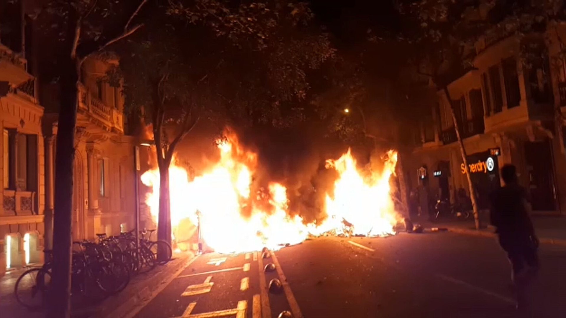Arden hogueras y contenedores en Barcelona tras la sentencia del procés -  Vídeo Dailymotion