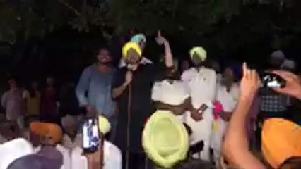 ਬਾਦਲ ਹੁਣ ਕਿਰਲੀ ਵਰਗੇ ਜਦੋਂ ਜੀ ਕਰਦਾ ਧਰਮ ਨੂੰ ਵਰਤ ਲੈਂਦੇ ਜਿੱਦਾ ਕਿਰਲੀ ਕੀੜੇ ਮਕੌੜੇ ਖਾ ਕੇ ਗੁਰੂਆਂ ਦੀ ਫੋਟੋ ਮਗਰ ਲੁਕ ਜਾਂਦੀ - ਭਗਵੰਤ ਮਾਨ