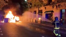 Els bombers eviten que s'incendiï un arbre al carrer Diputació