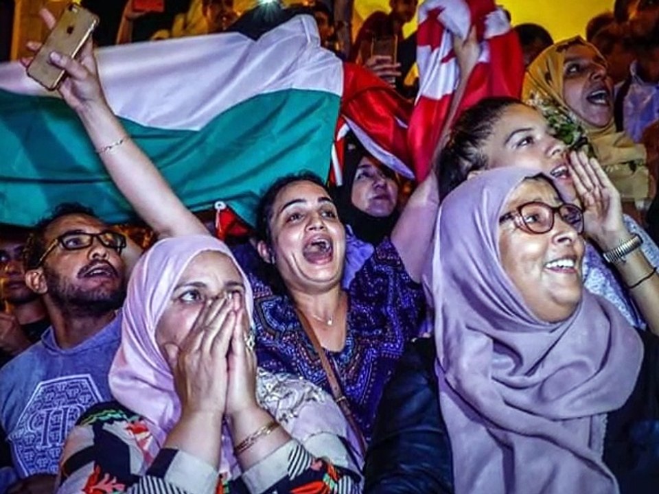 احتفالات وسط العاصمة بعد الاعلان قيس سعيد رئيسا للجمهورية حسب تقديرات مؤسسات سبر الآراء