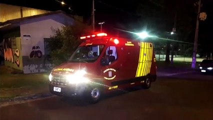 Mulher é socorrida após bater a cabeça durante partida de futebol