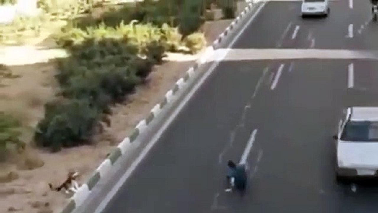 See How This Man Is Crossing The Road, Very Dangerous!