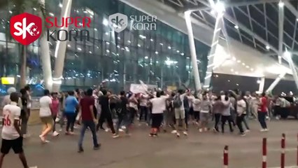 أجنبية توثق احتفال جمهور الزمالك بأبطال اليد بالـ موبايل