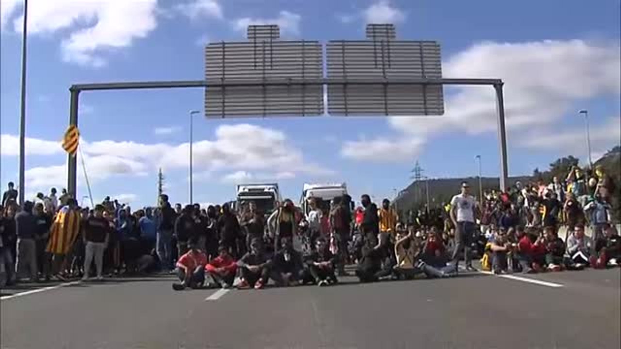 Los radicales cortan varias carreteras por toda Cataluña