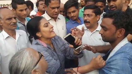 मेरठ: स्कूटी में टक्कर लगने के बाद महिला काटा हंगामा, बस चालक को जमकर पीटा