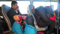 Lastik bot içinde 35´i çocuk, 74 kaçak göçmen yakalandı