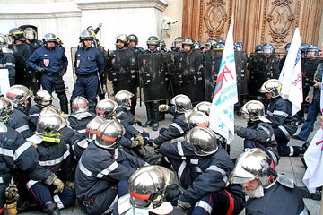 Indignation devant le face à face entre pompiers et policiers