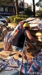 નડિયાદમાં રૂ.10 પડ્યાનું કહી ધ્યાન દોર્યું, ગઠિયો વકીલના પત્નીનું 15 હજાર ભરેલું પર્સ સેરવી ગયો