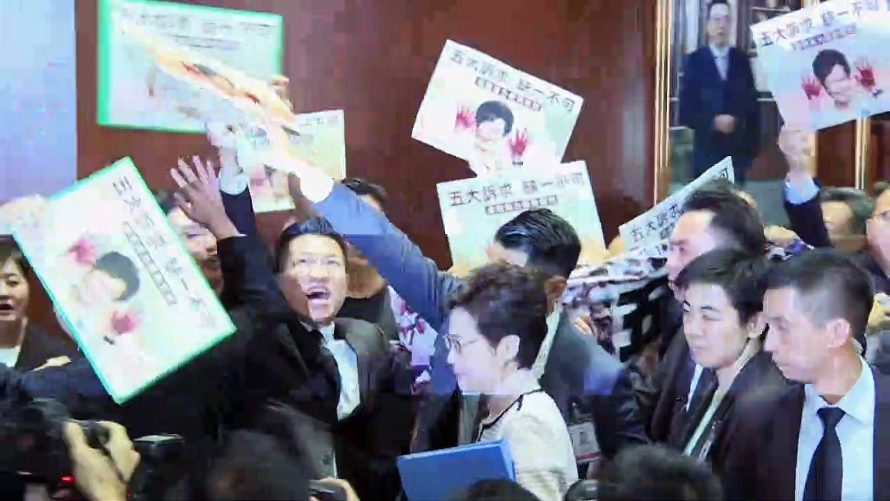 Chaos in Hongkongs Stadtparlament - Lam bricht Rede ab