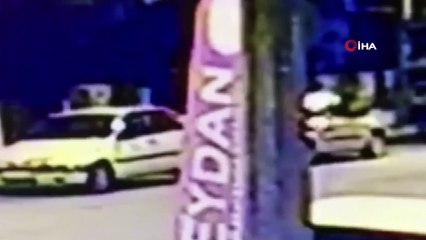 Kaldırımda yürürken evin bahçesine düşüp ölen şahıs kamerada