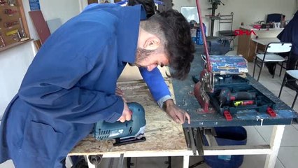 İzmir sokak kedilerine yaptıkları kulübelerin karşılığında mama temin ettiler