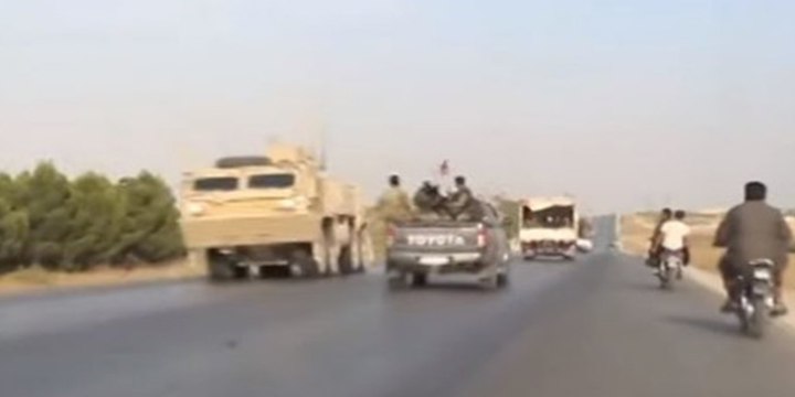 Así se cruzan en una carretera las tropas estadounidenses en retirada con unidades militares sirias