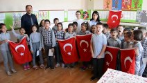 Öğrencilerden Mehmetçiğe destek mektubu ve Türk Bayrağı