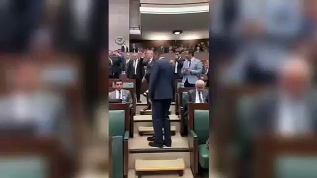 AK Parti grup toplantısına Hulusi Akar'ın hareketi damga vurdu