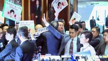 المعارضة تقاطع خطاب رئيسة سلطات هونغ كونغ في البرلمان وتجبرها على مغادرته