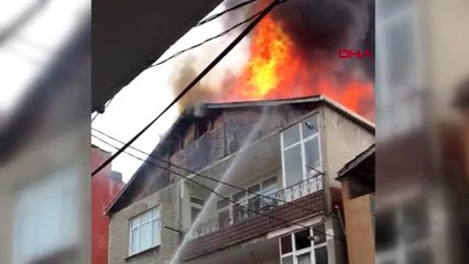Üsküdar'da binanın çatısında korkutan yangın
