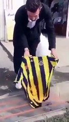 AKP'li eski vekil Fenerbahçe formalarının yakıldığı görüntüleri paylaştı
