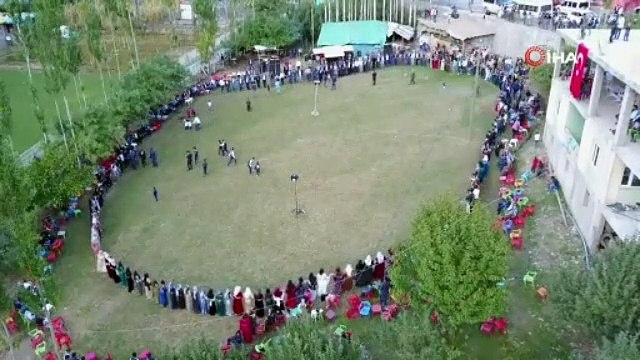 Aşiret düğününde gelin ve damada takılan takılar dudak uçuklattı